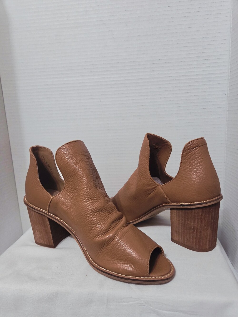 Chinese Laundry Carlita Open Peep-Toe Honey Tan Booties Size:9.5